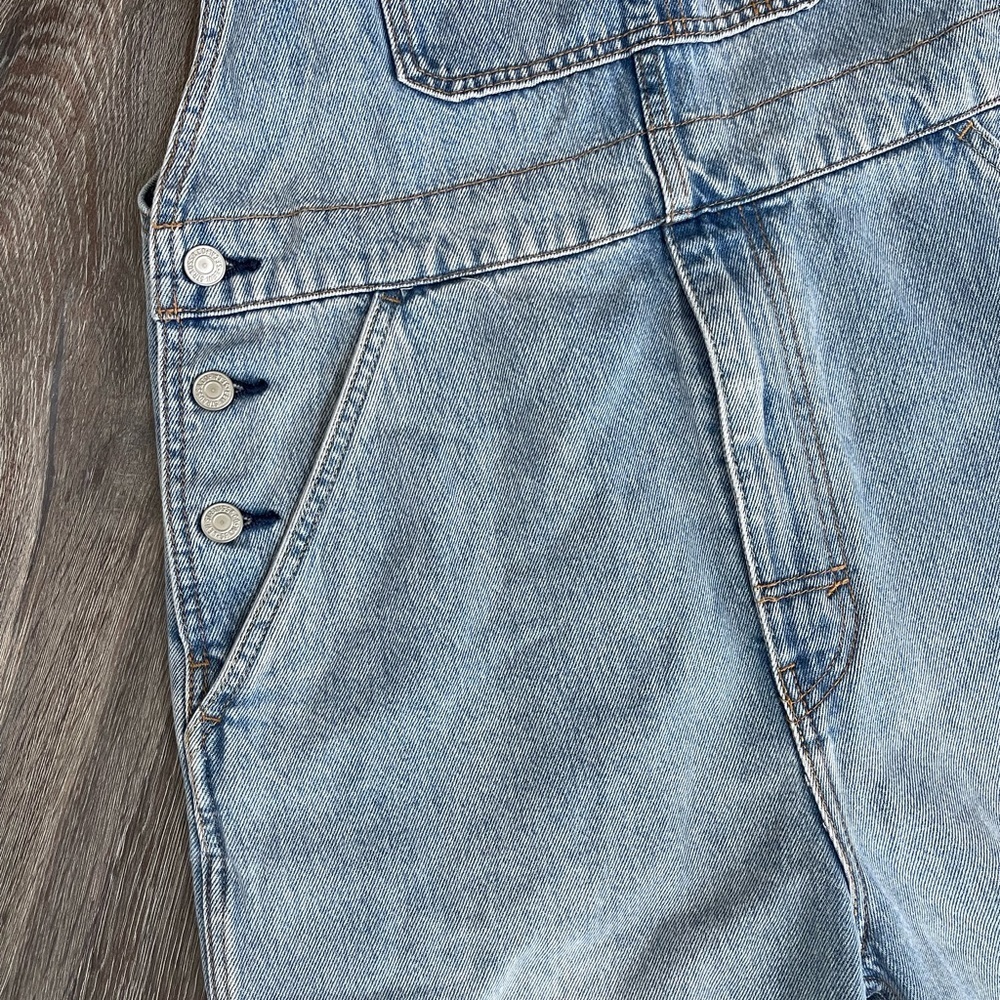 Levi’s | Denim Shortalls Light Wash - Picture 5 of 10